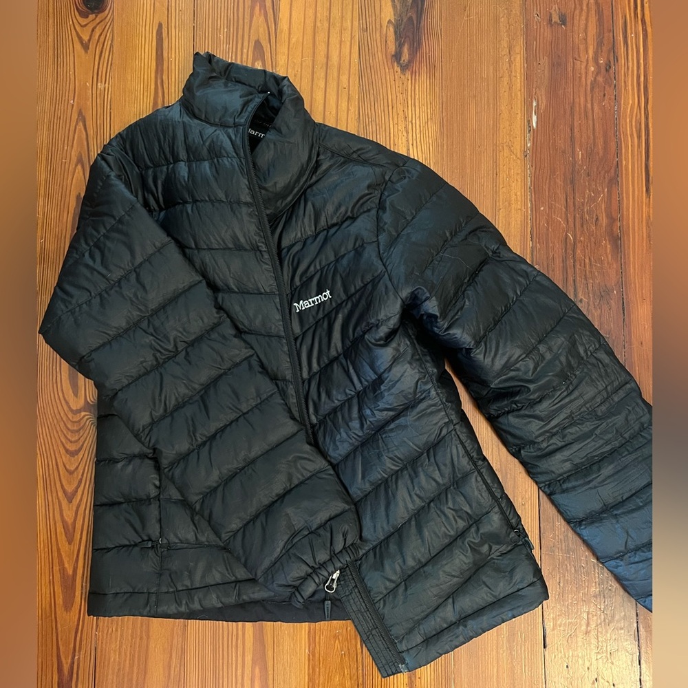 Black down Marmot packable jacket - great for layering or light weather ❄️ ⛷️